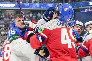 Kde Češi nemůžou, rozhodčí pomůžou. U sousedů se diví rozhodující brance Červenky